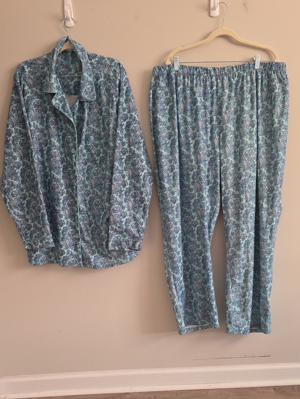 White Mark Plus Size Wildflower Pajama Set